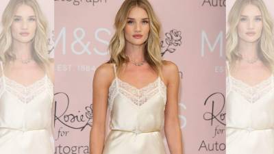 Rosie Huntington Whiteley luce elegante y sensual con este popular tipo de vestido.