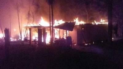 Las viviendas ardieron en llamas en El Pino.