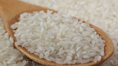 Quizás no lo sabías, pero puedes utilizar arroz para limpiar jarrones y adornos de yeso.
