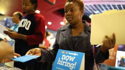 Los economistas esperan que los salarios suban conforme cae la tasa de desempleo y aumentan la inflación y la productividad, pero tales relaciones no se han producido en las economías desarrolladas en los últimos años.