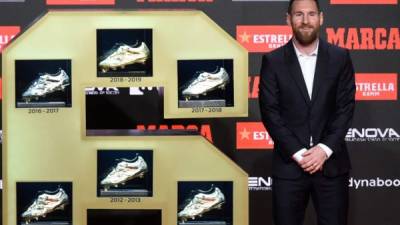 Messi posa con todas las botas de oro obtenidas en su carrera como futbolista.