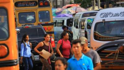 En la 2 calle, 2 avenida del barrio Concepción convergen las rutas de la ciudad y hasta algunas interurbanas, ahí se arman grandes embotellamientos.