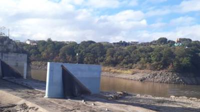 En los predios de la represa permanecen las autoridades resguardando el cadáver.