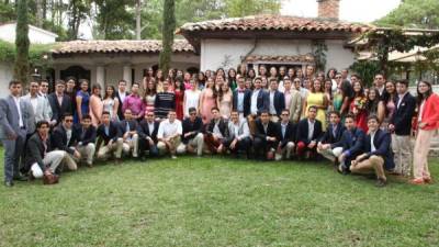 Los 76 futuros bachilleres de la International School festejan su primer encuentro de su último año de secundaria en Santa Lucía.