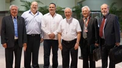 Petrus Soons, Jorge Canahuati Larach, Armando Calidonio, monseñor Ángel Garachana, David Portillo y Bruno Barberis.