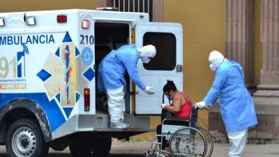 Personal del 911 da asistencia a una ciudadana.