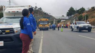 Personal de socorro y seguridad instalados en los principales ejes carreteros de Honduras.