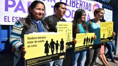 La gente exige la liberación de Teodora Vásquez frente al Centro Judicial Isidro Menéndez acusada a 30 años de prisión. AFP