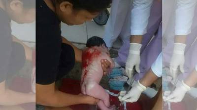 Jessica Banegas parió en la acera del hospital porque, según dijo, no la quisieron atender. Ella y la bebé están bien.