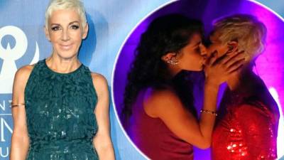 Maíra León (izq.), integrante de Playa Limbo, cerró su participación en el concierto de Ana Torroja (der.), dándole un beso a la española.