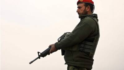 Un miembro de los servicios de seguridad afganos hace guardia en una carretera, en Kabul, Afganistán. EFE/Archivo