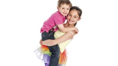 El hermano mayor influye mucho en el desarrollo del menor, sin embargo sus actividades deben ser de acuerdo a su edad; esto no significa que él tiene que ser responsable del menor.