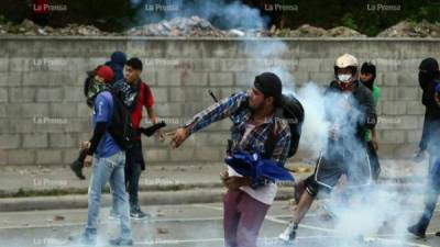 Tegucigalpa volvió a ser el epicentro de una batalla campal entre encapuchados y policiales. Las manifestaciones han dejado destrucción en todo en la capital de Honduras.