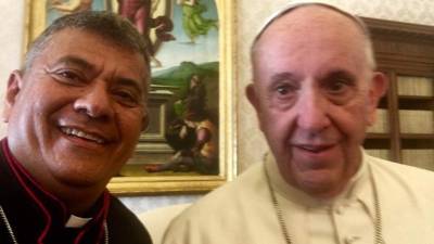 El obispo hondureño José Canales y el papa Francisco.