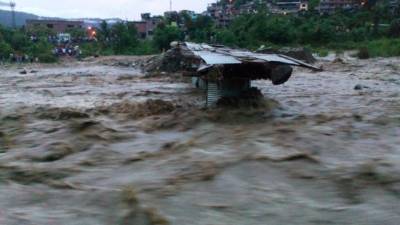 Los bomberos estiman que la fuerte corriente de las aguas arrastró a los caídos al río Kimbiri. Foto: El Comercio/Jorge Quispe
