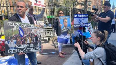 Opositores hondureños llegaron a las afueras de la Corte para pronunciarse contra el expresidente Juan Orlando Hernández.