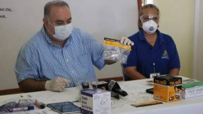 Autoridades municipales entregaron mascarillas, guantes, lentes y otros materiales para protegerse contra el COVID-19.