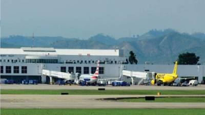 Las autoridades aeroportuarias continúan en el proceso de evaluación de condiciones a nivel operativo.