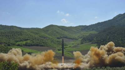 Fotografía facilitada por la agencia oficial de noticias norcoreana KCNA que supuestamente muestra un cohete balístico intercontinental. EFE/Archivo