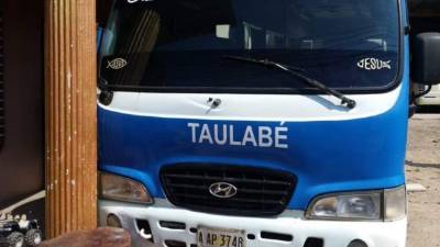 Debajo de este autobús quedó el cuerpo del empresario Víctor Quintanilla.