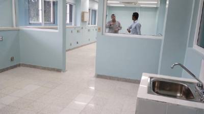 El doctor Stefan muestra la nueva sala de neonatos