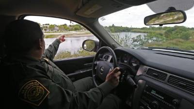 El primer hallazgo se dio la noche del lunes cuando agentes de la Oficina de Aduanas y Protección Fronteriza, (CBP) detuvieron a un grupo de personas cerca de Río Bravo en el sector de Laredo, Texas.