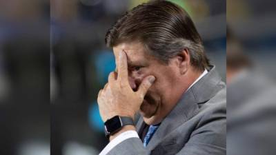 Fotografía de archivo fechada el 1 de marzo de 2019, que muestra al director técnico de América, Miguel Herrera, mientras reacciona al termino de un juego correspondiente a la jornada 9 del torneo mexicano de fútbol ante Morelia, en el estadio Morelos en la ciudad de Morelia en el estado de Michoacán (México).