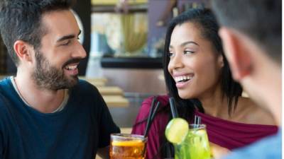 En una fiesta al calor de los tragos el mejor amigo de ambos le confesó la relación clandestina que sostiene con su novio.