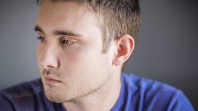 'Revisa también tu concepto de amistad. Más allá de que la gente pueda pensar que son homosexuales, lo importante es que tú estés seguro de quién eres', le dice la Tía Remedios. (Foto dramatizada)