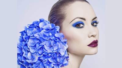 Los ojos lucen con un toque de color, ya sea delineado recto o geométrico, con sombras suaves.