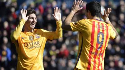 Lionel Messi y Luis Suárez celebrando.