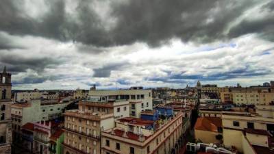 Vista de grandes nubes grises sobre La Habana antes del paso de la tormenta tropical Elsa. Foto AFP