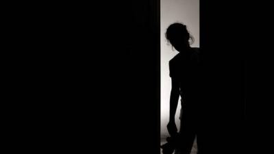 Imagen ilustrativa de una niña al interior de una habitación. Foto de Istock.