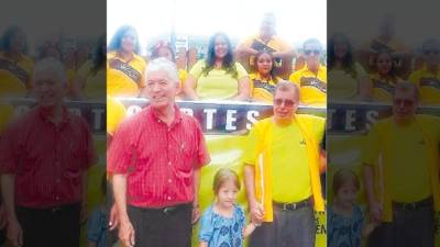 Eliseo Vallecillo junto a sus candidatos.