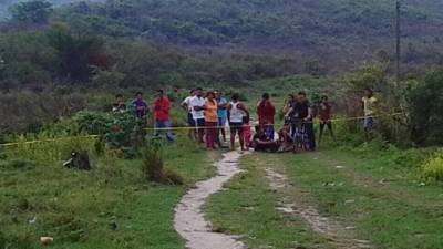 En este solar baldío fue encontrado el cuerpo de la joven.