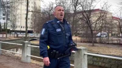 El video del policía y cantante de ópera triunfa contra la tristeza en el confinamiento.