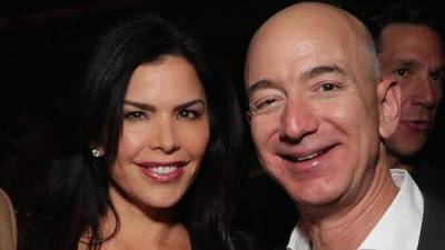 Lauren Sánchez (i) es señalada como la causante del divorcio de Bezos (d).