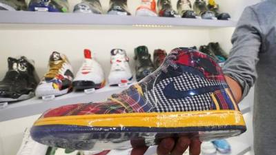 Los tenis se compran de segunda o tercera mano, esencialmente por internet pero también en tiendas muy elegantes por ejemplo en Nueva York.