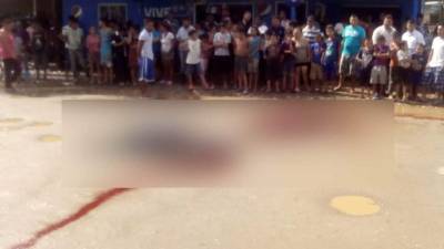 Varios vecinos observan la escena en la que dos hombres fueron asesinados en Tocoa, Colón.