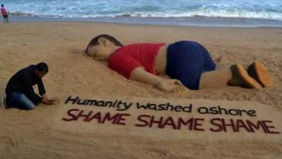 El homenaje a Aylan Kurdi del artista indio Sudarsan Pattnaik en la playa de Puri. Foto AFP.