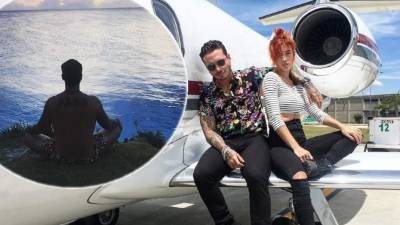 J Balvin durante sus vacaciones en las Bahamas. En la fotografía el cantante y su hermana posan en el avión.