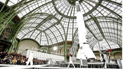 El 'káiser de la moda' hizo que un gran cohete espacial despegara en pleno Grand Palais para presentar su colección otoño-invierno.