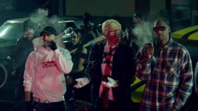 En el clip Snoop muestra sus sentimientos hacia el presidente de Estados Unidos, Donald Trump.