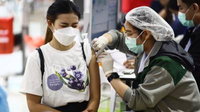 Una mujer recibe una vacuna contra el coronavirus mientras Tailandia acelera el lanzamiento de inyecciones de refuerzo para protegerse contra la variante ómicron.