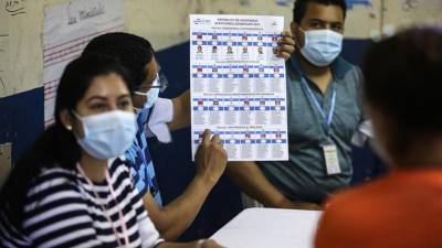 Los votantes llegaron a los diferentes centros desde horas tempranas de este domingo.