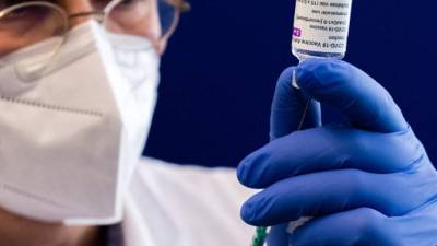 Un trabajador de la salud llena una jeringa con la vacuna AstraZeneca. Foto AFP