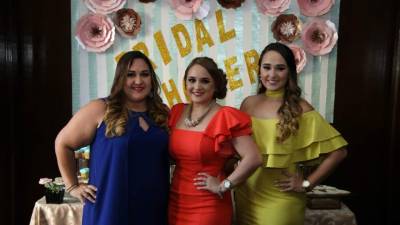 Carla Molina, la futura esposa Gabriela Alejandra López y Gloria López.