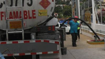 Una cisterna carga el tanque de una gasolinera en Tegucigalpa.