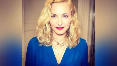 Madonna regaló a sus gemelas unas muñecas Barbie edición especial, que visten ropa de diseñador.