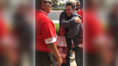 José Bello abraza a su abogado tras ser liberado de la custodia federal en agosto 2018. Foto: Bakersfield